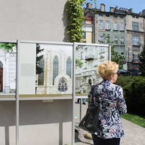 Ilustrowany słownik ornamentów i dekoracji przemyskich. Plenerowa wystawa prac studentów Architektury Wnętrz przed gmachem głównym MNZP.