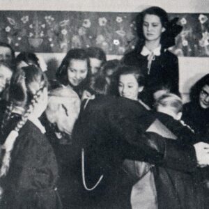 Abp Adam Stefan Sapieha w otoczeniu dzieci podczas poświęcenia świetlicy Dzieci Ulicy 1942_43, reprodukcja fot. ze zbiorów autora.