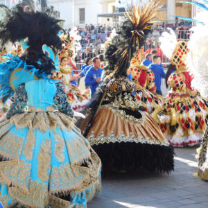 Tancerze w karnawałowych strojach, Malta 2020