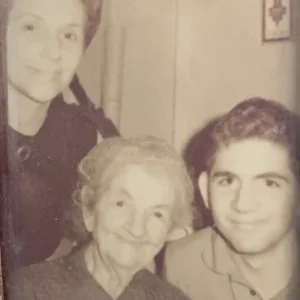Dorcia Plapler wraz z szóstym dzieckiem – matką Richarda Millsteina oraz wnukiem Richardem Millsteinem
