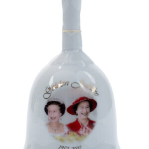 Dzwonek na 50-lecie panowania Elżbiety II z podwójnym portretem królowej, herbem i napisem, porcelana kostna, kalkomania, złocenie, nr inw. IP-KJK-195