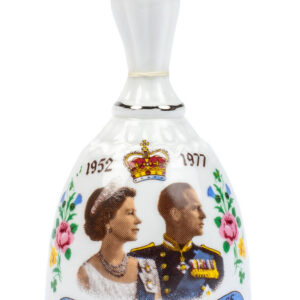 Dzwonek na 25-lecie panowania Elżbiety II z portretem królowej i księcia Edynburga, porcelana, sitodruk, srebrzenie, nr inw. IP-KJK-185