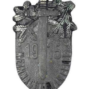 Odznaka „Weihnachten im Felde 1915”, proj. nieznany, Austro-Węgry, Wiedeń, Winter & Adler, 1915 r., cynk, odlew(?), barwienie, wys. 3,1 cm, szer. 1,9 cm, nr inw. MPH-4696