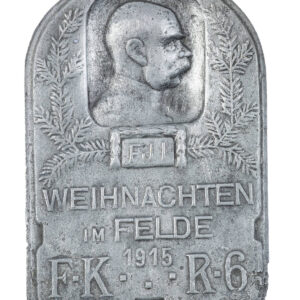 Odznaka „Weihnachten im Felde 1914 FK 6 R”, proj. nieznany, Austro-Węgry, 1915 r., cynk, bicie, wys. 3,6 cm, szer. 2,6 cm, niesygnowana, nr inw. MPH-5840