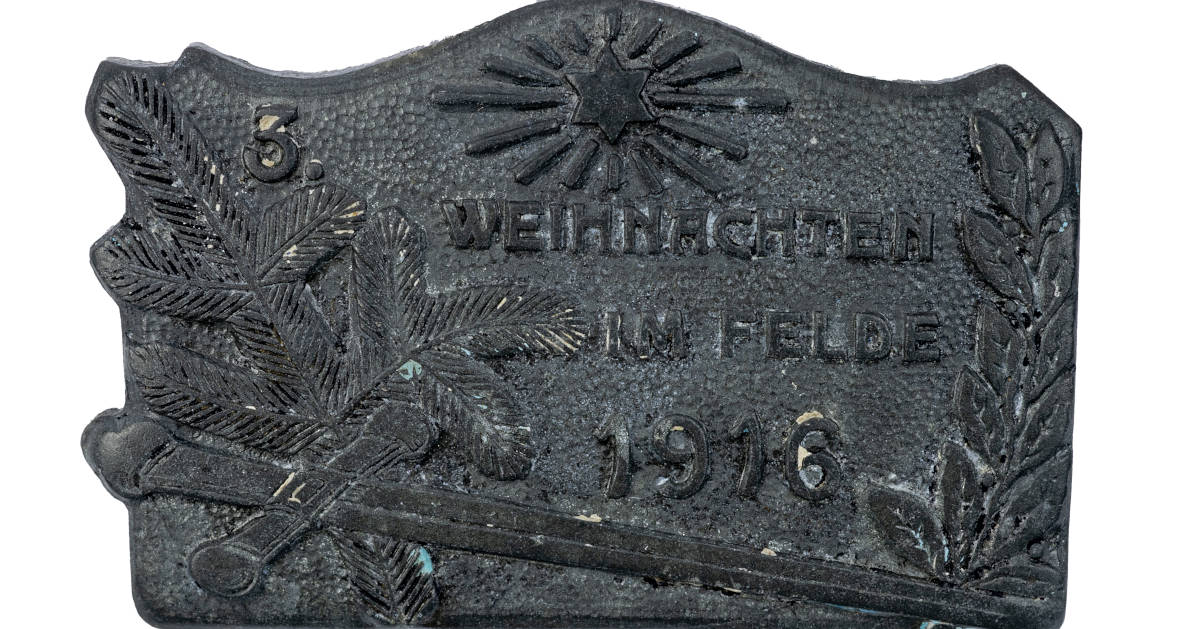 Odznaka „3. Weihnachten im Felde 1916”, proj. nieznany, Austro-Węgry, Wiedeń, Winter & Adler A.G., 1916 r., cynk(?), bicie, wys. 2,6 cm, szer. 3,9 cm, nakładem Kriegsfürsorgeamt, nr inw. MPH-6512
