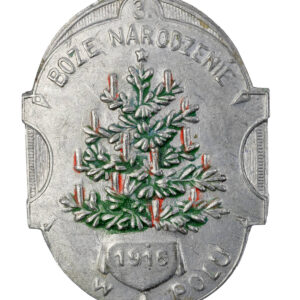 Odznaka „3. Boże Narodzenie w polu 1916”, proj. nieznany, Austro-Węgry, 1916 r., blacha cynkowa(?), bicie, barwienie, wys. 3,5 cm, szer. 2,7 cm, niesygnowana, nr inw. MPH-6491