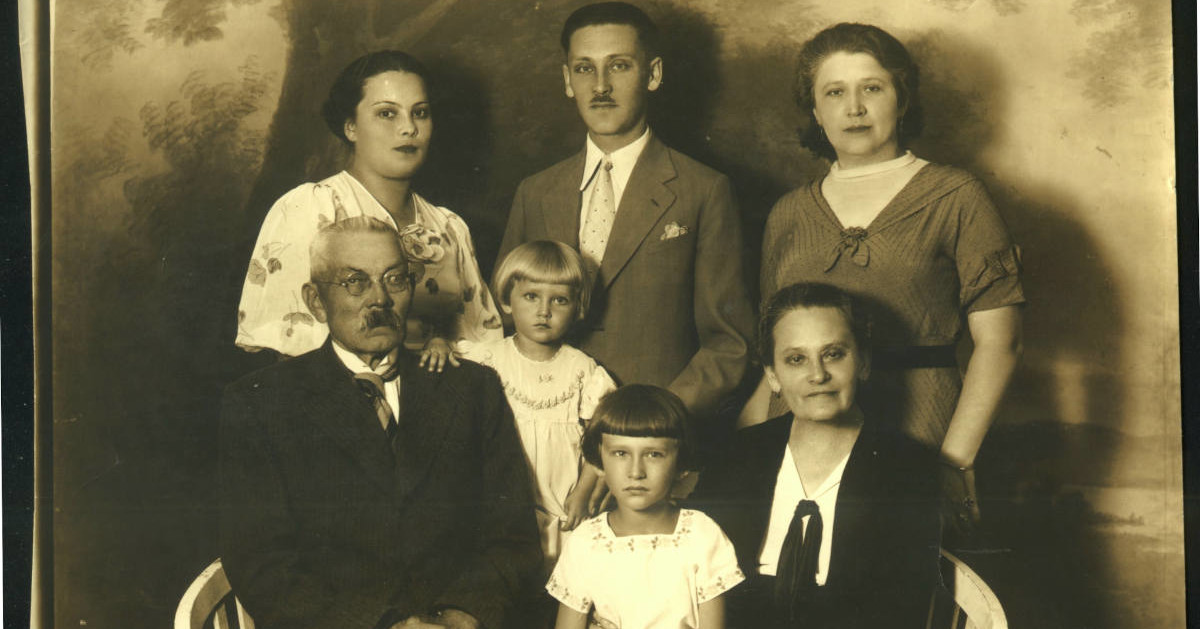 Babcia i Dziadek w starej fotografii ze zbiorów MNZP