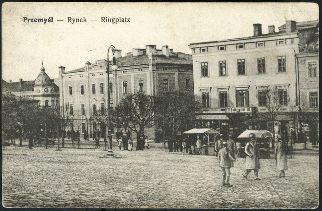 Il.3. Przemyski Rynek, Wydawnictwo Kart Artystycznych w Przemyślu, Galicja, Przemyśl, 1911 (zb. MNZP, MPF-16144)