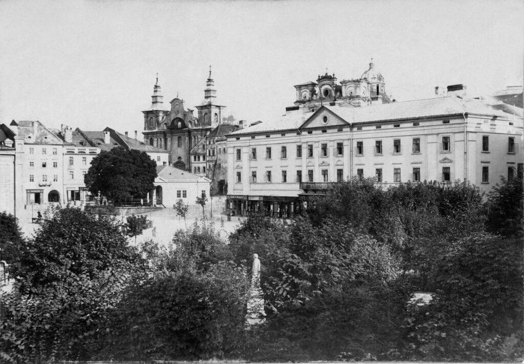 Il. 5. Nieistniejąca obecnie kamienica Rynek 23 i budynek odwachu, Galicja, Przemyśl, 1891-1903 (zb. MNZP, MPF-3540)
