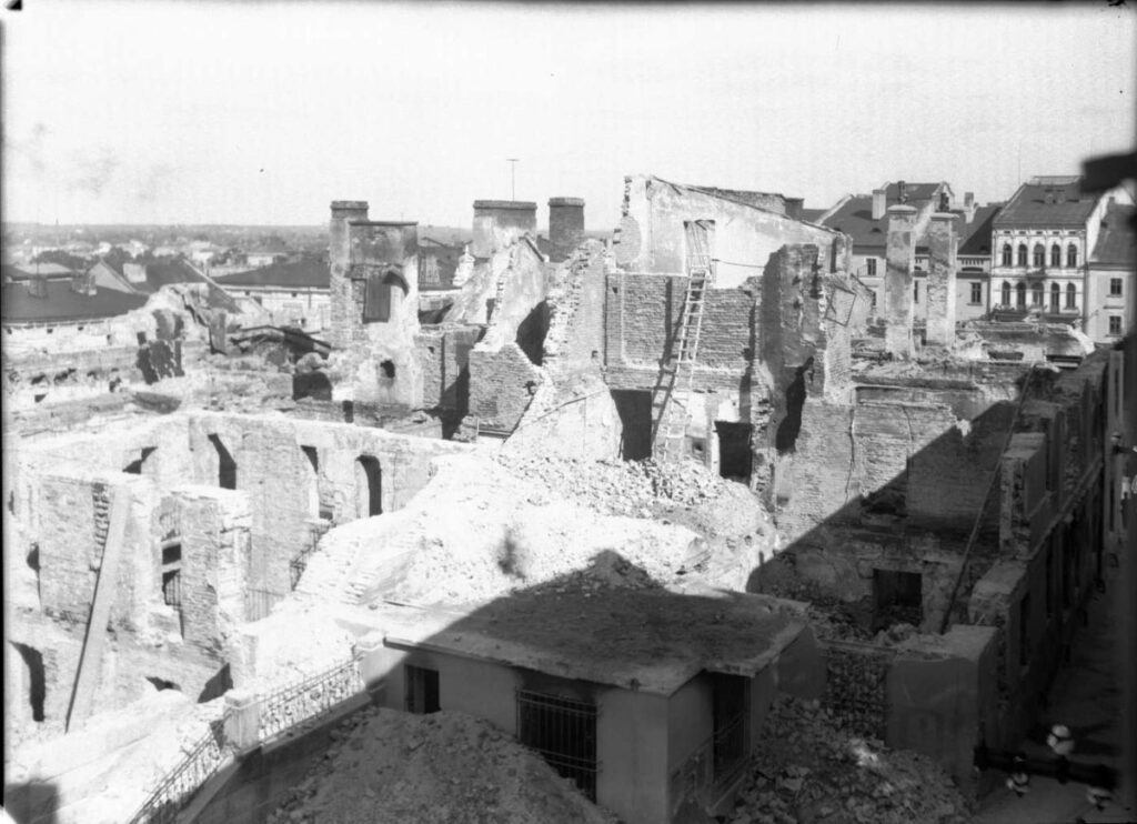 Il. 6. Ruiny kamienicy Rynek 23, Polska, Przemyśl, 1941 (zb. MNZP, MPF-6277)