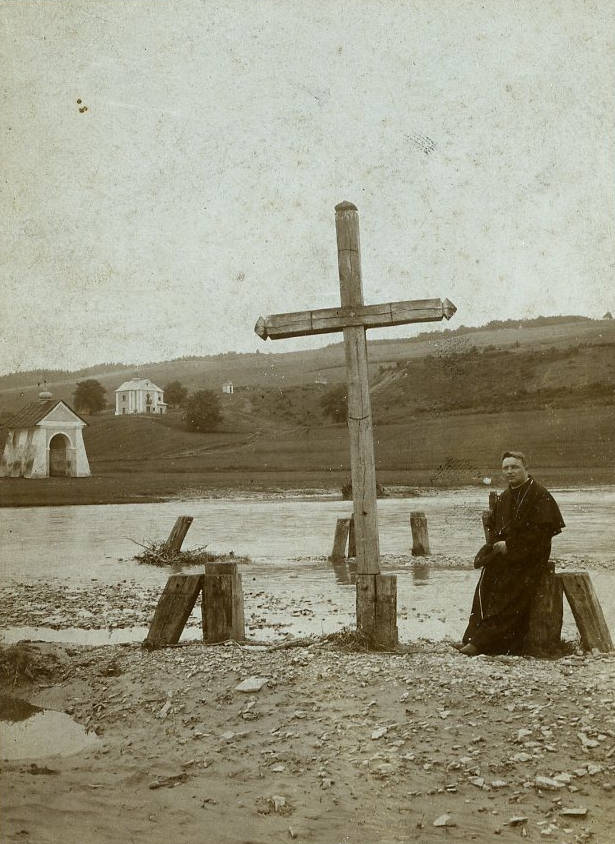 Il. 1. Tzw. „Krzyż w rzece Cedron”, Galicja, Kalwaria Pacławska 1906-1907, (zb. MNZP, MPF-15440)
