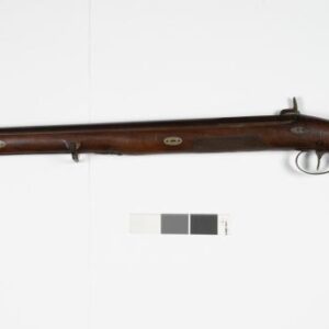 MPM-913  Tromblon, kolba ozdobiona rzeźbą głowy maszkarona i liści. Przy policzku rzeźbiona rozeta. Kurek, blacha z zamka grawerowanym wzorem roślinnym