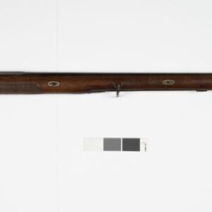 MPM-913  Tromblon, kolba ozdobiona rzeźbą głowy maszkarona i liści. Przy policzku rzeźbiona rozeta. Kurek, blacha z zamka grawerowanym wzorem roślinnym