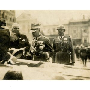 MPF-21726  Pocztówka fot. „Wbijanie gwoździ w drzewce sztandaru 38 Pułku Piechoty Strzelców Lwowskich” (15.06.1930 r.)