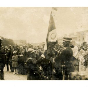 MPF-21727  Pocztówka fot. „Gen. dyw. Jan Romer wręcza sztandar 38 Pułku Piechoty Strzelców Lwowskich” (15.06.1930 r.)