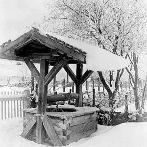 Drewniana studnia zimą, ze zbiorów MNZP