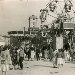 MPS-S-297 – Wesołe miasteczko na Rybim Placu, fot. Marian Stroński, l. 50. XX w. (zb. MNZP).