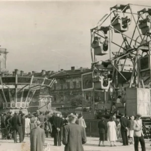 MPS-S-298 – Wesołe miasteczko na Rybim Placu, fot. Marian Stroński, l. 50. XX w. (zb. MNZP).