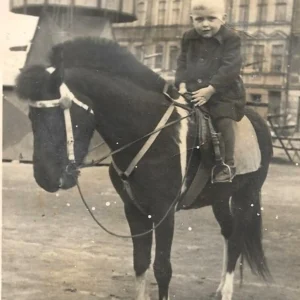 Wesołe miasteczko na Rybim Placu (chłopiec na koniu), l. 50. XX w. (zb. Anny Mazur).