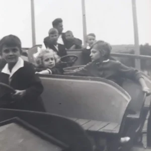 Wesołe miasteczko na terenie ob. Hotelu „Accademia” (drewniane samochodziki), l. 60. XX w. (zb. Danuty Fortuny).