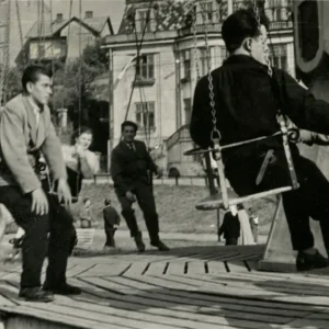 Wesołe miasteczko przy ob. Wyb. Józefa Piłsudskiego (karuzela łańcuchowa), l. 60-70. XX w. (zb. Kazimierza Oszatek).