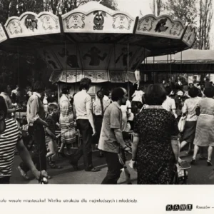 Wesołe miasteczko na terenie ob. Hotelu „Accademia” (tłum przed karuzelą), fot. Jacek Szwic, Wyd. KAW Rzeszów, po 1974 r.