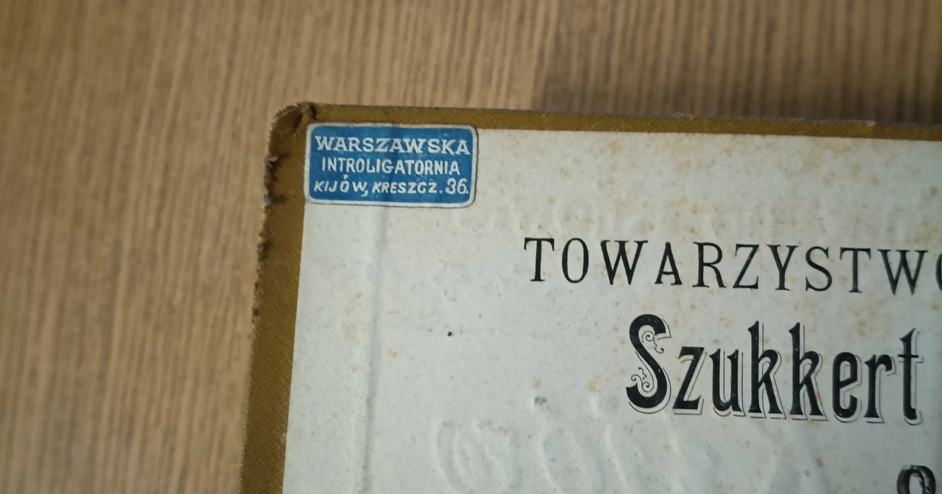 Introligatorzy – przykłady znakowanych wydawnictw w zbiorach Biblioteki MNZP