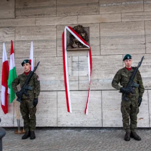 Uroczystość odsłonięcia tablicy poświęconej Emanuelowi Aladarowi Korompay