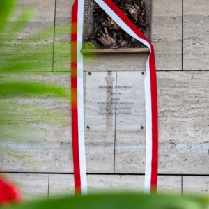 Uroczystość odsłonięcia tablicy poświęconej Emanuelowi Aladarowi Korompay