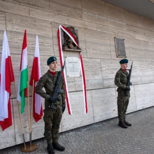 Uroczystość odsłonięcia tablicy poświęconej Emanuelowi Aladarowi Korompay
