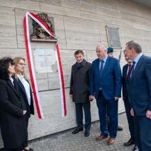 Uroczystość odsłonięcia tablicy poświęconej Emanuelowi Aladarowi Korompay