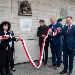 Uroczystość odsłonięcia tablicy poświęconej Emanuelowi Aladarowi Korompay