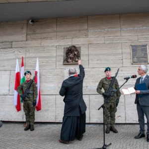 Uroczystość odsłonięcia tablicy poświęconej Emanuelowi Aladarowi Korompay