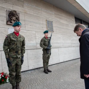 Uroczystość odsłonięcia tablicy poświęconej Emanuelowi Aladarowi Korompay