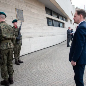 Uroczystość odsłonięcia tablicy poświęconej Emanuelowi Aladarowi Korompay