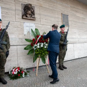 Uroczystość odsłonięcia tablicy poświęconej Emanuelowi Aladarowi Korompay