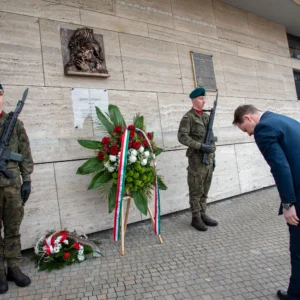 Uroczystość odsłonięcia tablicy poświęconej Emanuelowi Aladarowi Korompay