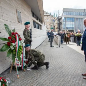 Uroczystość odsłonięcia tablicy poświęconej Emanuelowi Aladarowi Korompay