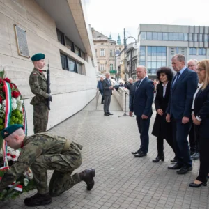 Uroczystość odsłonięcia tablicy poświęconej Emanuelowi Aladarowi Korompay