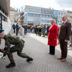 Uroczystość odsłonięcia tablicy poświęconej Emanuelowi Aladarowi Korompay