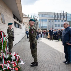 Uroczystość odsłonięcia tablicy poświęconej Emanuelowi Aladarowi Korompay
