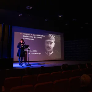 Uroczystość odsłonięcia tablicy poświęconej Emanuelowi Aladarowi Korompay