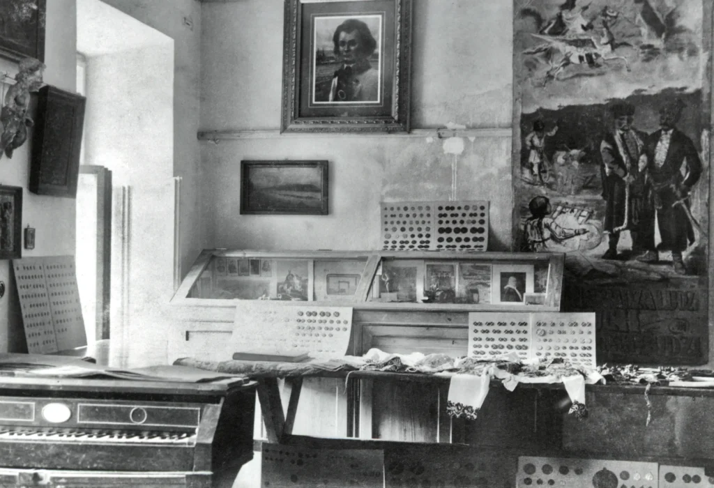 MPF-3418 – Fotografia archiwalna pierwszej ekspozycji Muzeum TPN w Przemyślu z 1910, fot. Michał Todt, zbiory MNZP