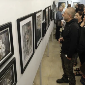 Roman Łuszczki „Nim przyjdzie zmierzch” – fotorelacja z wernisażu