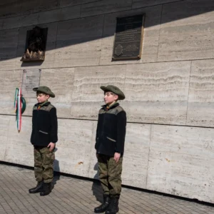 Złożenie kwiatów pod tablicą upamiętniającą majora Henryka Dobrzańskiego