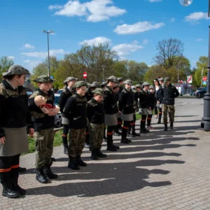 Złożenie kwiatów pod tablicą upamiętniającą majora Henryka Dobrzańskiego