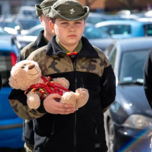 Złożenie kwiatów pod tablicą upamiętniającą majora Henryka Dobrzańskiego