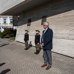 Złożenie kwiatów pod tablicą upamiętniającą majora Henryka Dobrzańskiego