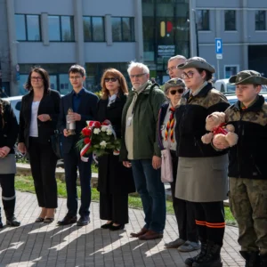 Złożenie kwiatów pod tablicą upamiętniającą majora Henryka Dobrzańskiego