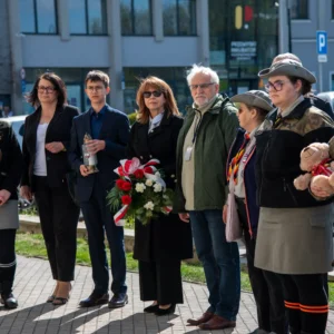 Złożenie kwiatów pod tablicą upamiętniającą majora Henryka Dobrzańskiego